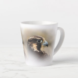 Caneca De Café Latte Perfil Vignetado de um Falcão Peregrino