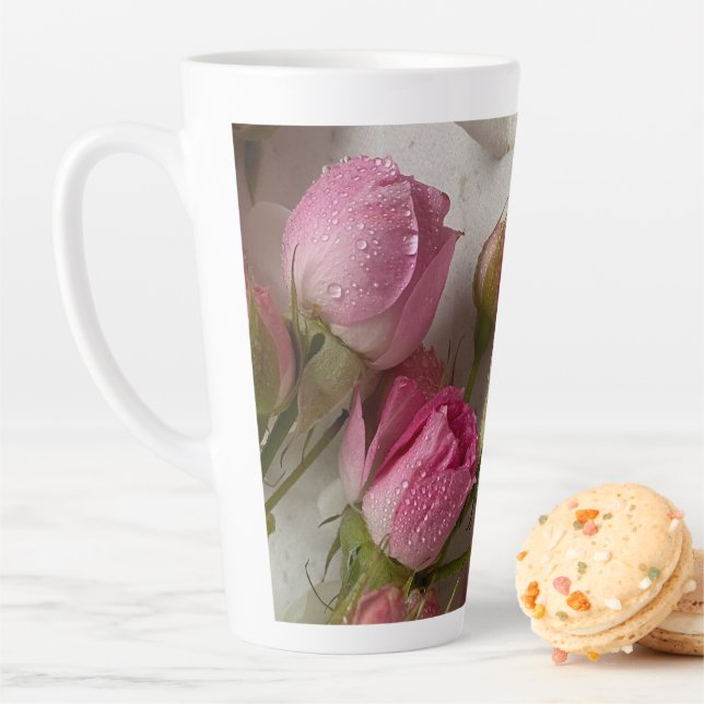 Caneca De Café Latte Pétalas em Pérolas Flores Rosa Espalhando em Dewy (In Situ)
