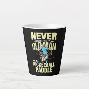 Caneca De Café Latte Pickleball - Homem Idoso Com Uma Raquete de Pickle