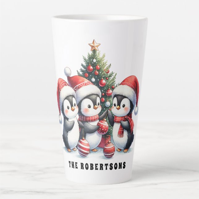 Caneca De Café Latte Pinguins de Natal Festivos Monogramados (Frente)