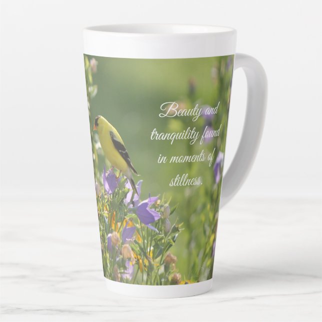 Caneca De Café Latte Pintassilgo em uma Flor de Campainha       (Ângulo direito)