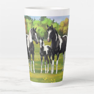 Caneca De Café Latte Pinto Negro Pinto Quarto Cavalos Na Pastagem De Ve