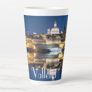 Caneca De Café Latte Porto da cidade antiga de La Valetta à noite