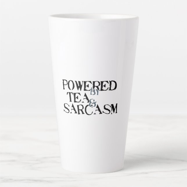 Caneca De Café Latte Powered by Tea & Sarcasm (Frente)
