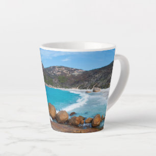 Caneca De Café Latte Praia idílica em uma baía isolada