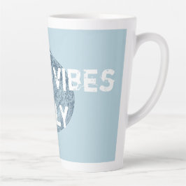 Caneca De Café Latte Praia Vibes Apenas Fonte em Distância