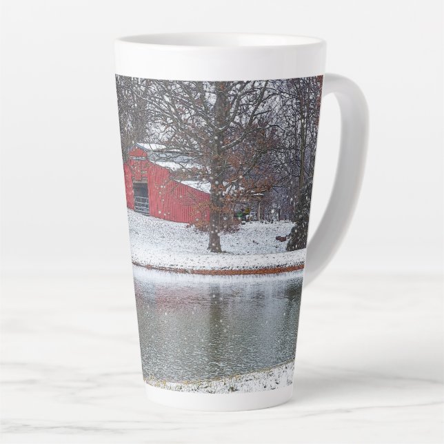 Caneca De Café Latte Red Barn In Snow Painterly (Ângulo direito)