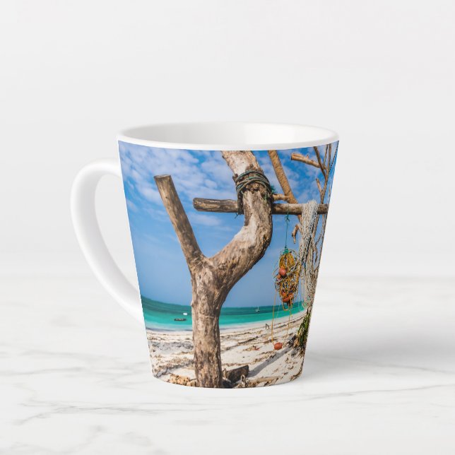 Caneca De Café Latte Redes de pesca que secam na praia (Ângulo esquerdo)