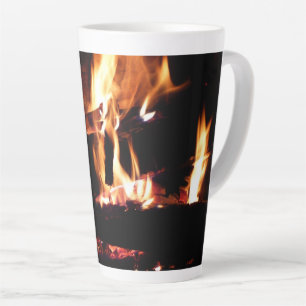 Caneca De Café Latte Registros na fotografia de fogo quente da Lareira