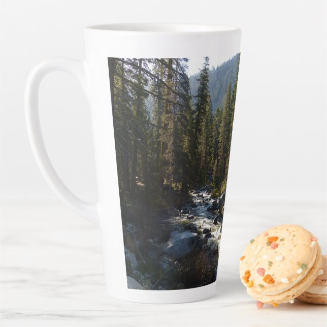 Caneca De Café Latte Rio Kaweah no Parque Nacional de Sequoia (In Situ)