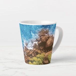 Caneca De Café Latte Rochas no mar, acima da vista 1