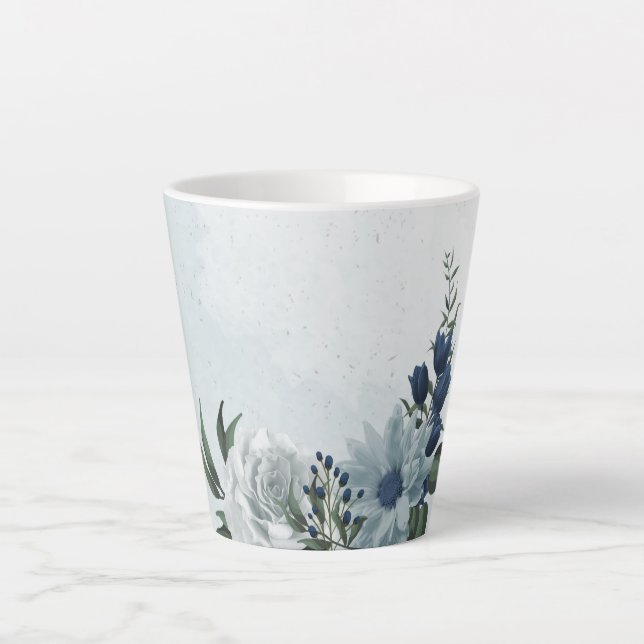 Caneca De Café Latte romântico branco empoeirado & floral azul marinho (Frente)