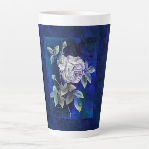 Caneca De Café Latte Rosa Branca em Fundo Azul-Marinho Texturizado