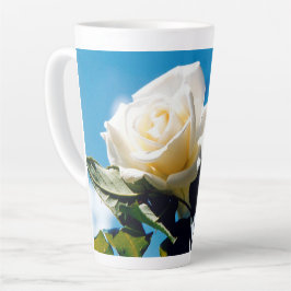 Caneca De Café Latte Rosa branca sob o céu azul