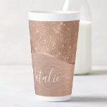 Caneca De Café Latte Rosa Metálico - Largura Dourada Personalizada<br><div class="desc">Personalize facilmente este rosa dourado com metal escovado e uma lágrima brilhante de brilho com padrão de latte com seu próprio nome personalizado.</div>