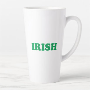 Caneca De Café Latte Ruas verdes de tipografia moderna irlandesa. Dia d