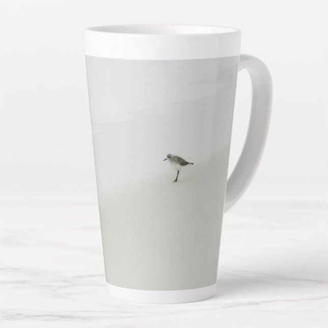 Caneca De Café Latte Sandpiper costeiro na praia (Ângulo direito)