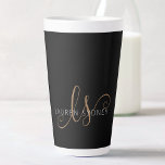 Caneca De Café Latte Script Feminino Dourado Preto Moderno Monograma<br><div class="desc">Escrita Feminina Dourada Negra Moderna Monogramada Latte Mug. Personalize facilmente esta caneca elegante e moderna com seu monograma e nome personalizados.</div>