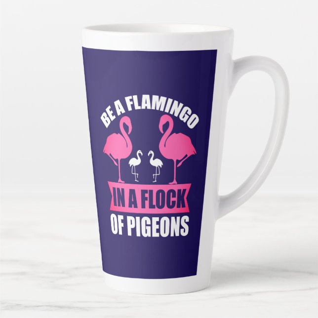 Caneca De Café Latte Seja um Flamingo em um Bando de Pombos (Direita)