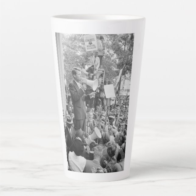 Caneca De Café Latte Sen. Robert Kennedy Campaigning para Presidente do (Frente)
