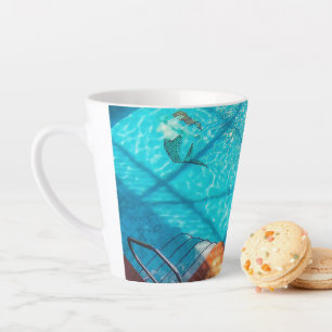 Caneca De Café Latte Sereia numa Piscina de natação