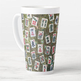 Caneca De Café Latte Símbolos de Mahjong sobre um fundo de plumagem de 