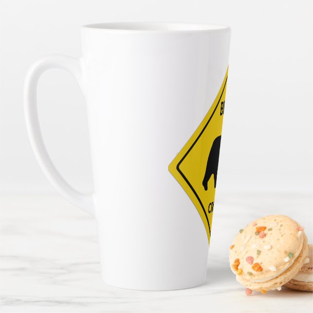 Caneca De Café Latte SlipperyJoe, sinal de passagem do urso, silhueta d (In Situ)