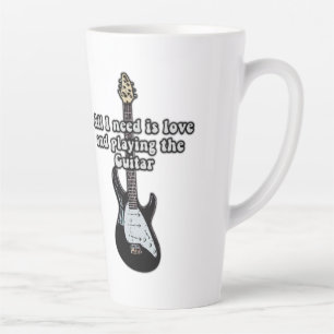 Caneca De Café Latte Só preciso de amor e de tocar violão.