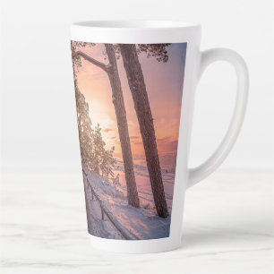 Caneca De Café Latte Sol de inverno na floresta de pinheiros perto do m