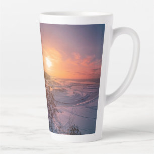 Caneca De Café Latte Sol sobre a costa da neve