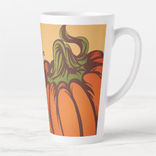 Caneca De Café Latte Solitário de abóbora no campo. As folhas do outo