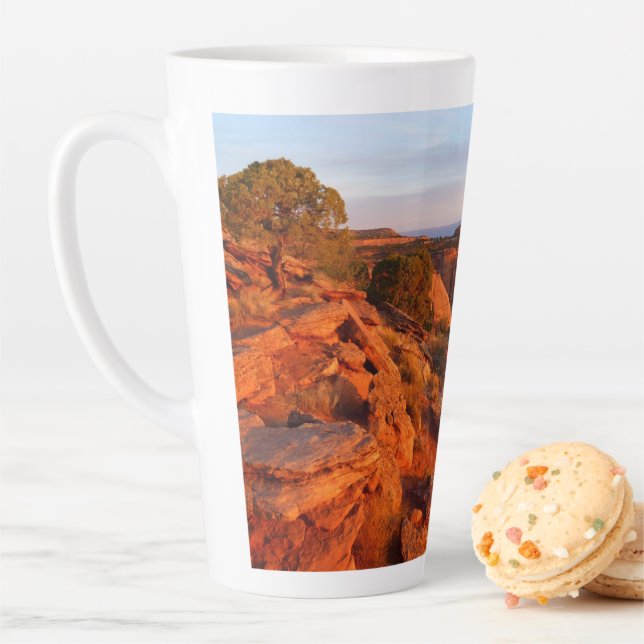 Caneca De Café Latte Sunrise no Grand View Trail em CO Monument (In Situ)
