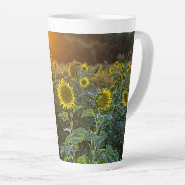 Caneca De Café Latte Sunset No Campo De Girassol (Ângulo direito)
