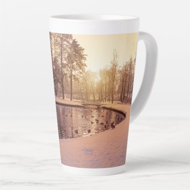 Caneca De Café Latte Sunset sobre parque com lago congelado pequeno (Ângulo direito)