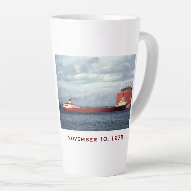 Caneca De Café Latte The Edmund Fitzgerald with Crew Names (Ângulo direito)
