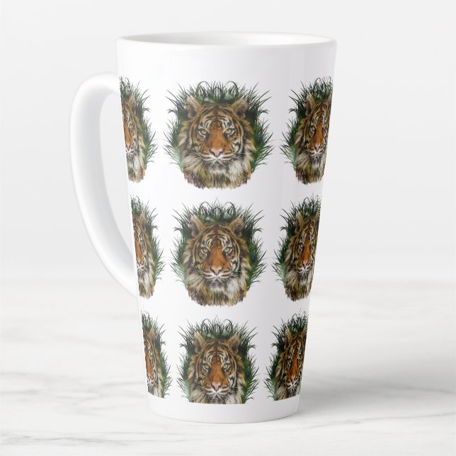 Caneca De Café Latte Tiger Purgando Através Da Grama (Ângulo esquerdo)