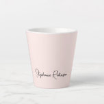 Caneca De Café Latte Tipografia de Nome com Monograma Rosa Moderno<br><div class="desc">Caneca Personalizada Moderna Simples Elegante Feminina Cor-de-Rosa Lindo Nome Personalizado em Letra de Forma Estilosa. Este design apresenta um nome personalizado em uma fonte estilosa de letra cursiva bonita (ou caligrafia) em um fundo rosa pastel ou rosa claro. São fáceis de personalizar. Ótimo presente feminino e elegante para aquecimento de...</div>