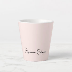 Caneca De Café Latte Tipografia de Nome Monograma Rosa Bege Moderno