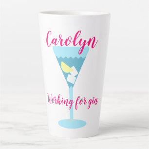 Caneca De Café Latte Trabalhando para gin, gin e tônico, personalizado