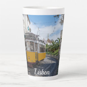 Caneca De Café Latte Trama amarela na rua em Lisboa, Portugal