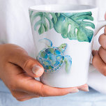 Caneca De Café Latte Turquesa de Perucas Azul Cura-Marinha<br><div class="desc">Traga um toque da costa para a sua rotina diária com estas canecas de praia que contêm a minha arte original de aquarela de uma tartaruga e tartaruga-do-mar azul cercadas por folhas de palma de monstera. Este design inspirado no oceano captura um tema de praia inspirado no brezy com um...</div>
