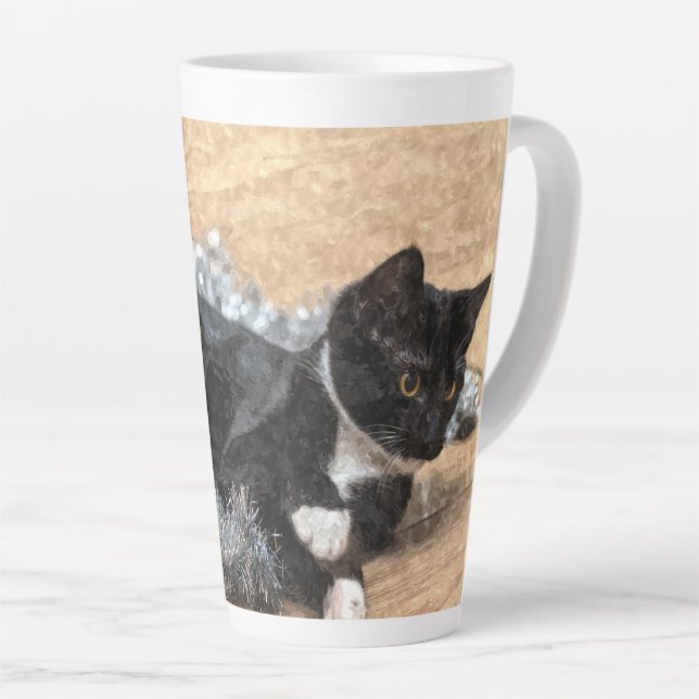 Caneca De Café Latte Tuxedo Kitten Tinsel and Lights Painterly (Ângulo direito)