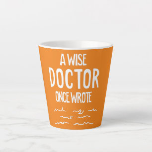 Caneca De Café Latte Um Médico Sábio Escreveu Uma Vez Aos Médicos Escre