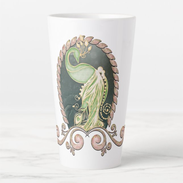 Caneca De Café Latte Um pavão majestoso em ouro e verde (Frente)