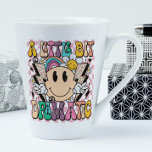 Caneca De Café Latte Um Pouco Dramático E Engraçado Groovy Dizendo<br><div class="desc">Um Pouco Dramático Engraçado Groovy Dizendo Tipografia Tea Coffee Latte Mug mostra o texto "Um Pouco Dramático" na tipografia moderna num fundo cor-de-rosa de pranchas de xadrez com flores ranhosas,  relâmpagos e um rosto sorridente. Projetado pelo Evco Studio www.zazzle.com/store/evcostudio</div>