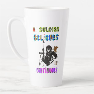 Caneca De Café Latte Um Soldado Acredita em Contínuo