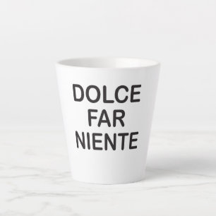 Caneca De Café Latte Uma caneca de latte com letras