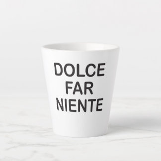 Caneca De Café Latte Uma caneca de latte com letras
