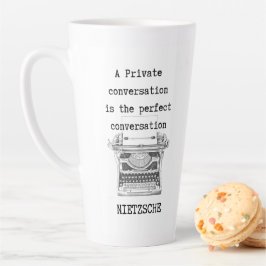Caneca De Café Latte Uma filosofia de CONVERSA perfeita, citando Nietzs