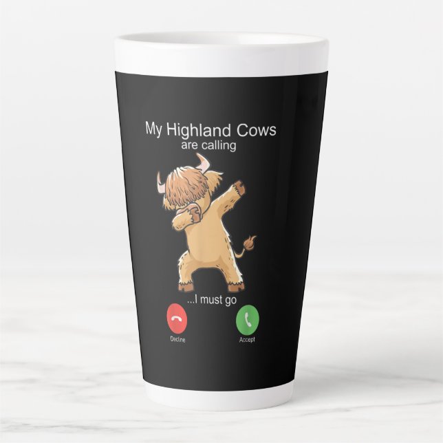 Caneca De Café Latte Vaca do Terreno Escocês está Chamando (Frente)